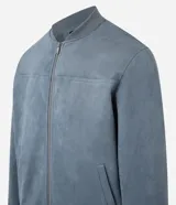 Chaqueta bomber de Marfinno en color tostado, con cierre frontal y cuello de tejido acanalado. Presenta un diseño liso con costuras horizontales y bolsillos funcionales.