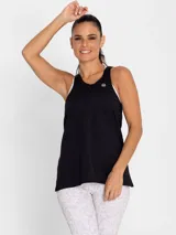 Musculosa deportiva negra con espalda rebajada y cuello redondo, confeccionada en tejido de secado rápido con calce regular.