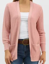 Cardigan abierto de tejido acanalado, con bolsillos frontales y mangas largas de corte entallado con puños de rib.