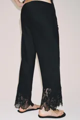 Pantalón satinado Zara Woman Collection, confeccionado en viscosa, de tiro medio y cintura elástica. Presenta diseño de pernera recta con delicados bordados a tono en los bajos.