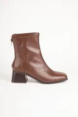 Botas de caña baja color marrón con cierre en la parte trasera, punta y taco cuadrado de 5,5cm de alto.
