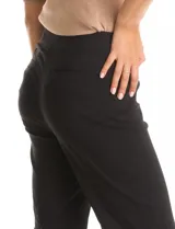 Pantalón de vestir negro de corte slim y tiro medio, confeccionado en gabardina elastizada con tecnología super stretch. Presenta cintura ancha estilo pull-on sin cierres ni botones, panel interno de malla técnica para control abdominal, bolsillos delanteros simulados y bolsillos traseros tipo ojal.