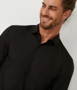 Camisa de vestir marrón oscuro, corte slim, de manga larga y cuello camisero.