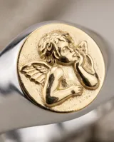Anillo esclavo de plata 925 con aplique redondo de oro 18k en el centro, que presenta el relieve de un ángel.