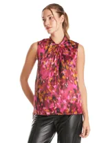 Blusa sin mangas de satén con estampado abstracto en tonos fucsia, rosa, naranja y negro. Presenta cuello alto con detalle de nudo frontal y cierre de botón en la espalda.