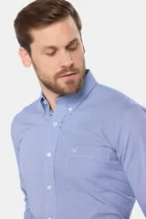 Camisa sport a cuadros de manga larga, en tonos celestes y blancos, con cuello abotonado, bolsillo en el pecho y logo bordado.