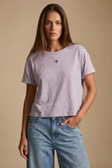 Remera blanca de manga corta con calce al cuerpo y cuello redondo, confeccionada en algodón con un delicado bordado de palmera en el centro del pecho.