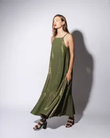 Vestido largo verde militar con lurex dorado, cuello halter y breteles finos.
