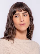 Sweater negro de tejido de punto con cuello redondo y diseño de vainillas en el dorso y mangas.