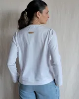 Remera de algodón color blanco, con escote en V y detalle de pespuntes decorativos en color beige. Presenta mangas largas y un corte recto con aberturas laterales en el ruedo.