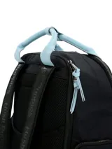 Mochila Hush Puppies de poliéster reciclado en color negro con detalles en celeste pastel. Cuenta con compartimento principal, compartimento para laptop, bolsillo frontal, bolsillos laterales y bolsillo trasero, todos con cierre. Incluye correas ajustables y manijas superiores.