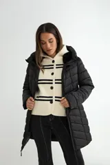 Campera puffer negra de largo medio, con diseño acolchado, cierre frontal y capucha integrada.