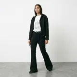 Pantalón de corte semi oxford confeccionado en gamuza con spandex. Presenta un bolsillo trasero de encaje y un cinto desmontable también de encaje.