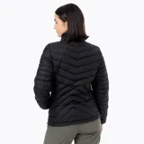 Campera puffer Merrell para mujer, de diseño ligero y compactable. Presenta cierre frontal completo, cuello alto y bolsillos laterales invisibles. Confeccionada con tecnología repelente al agua.