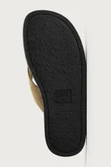 Sandalias planas de cuero para hombre, con suela marrón oscuro y tiras anchas en el empeine de ante en color tostado.