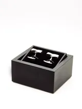 Par de gemelos plateados con centro circular negro.