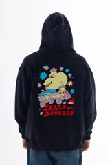 Buzo hoodie negro con capucha y bolsillo canguro. Estampado trasero con un monstruo caricaturesco en skate y la frase "Skate and Destroy". Logo VERNAL CLUB en el pecho.