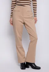 Pantalón de vestir negro, de corte recto, con bolsillos delanteros, botón y cierre a tono.