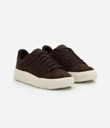 Championes de estilo casual con capellada de gamuza sintética en color marrón oscuro y suela de plataforma en tono crema con diseño estriado.