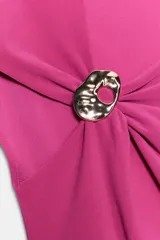 Top fucsia de escote asimétrico y manga sisa, con drapeado en el delantero y detalle de fornitura metálica en relieve.
