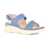 Sandalias color nude con plataforma blanca y ajuste con hebilla y elástico.