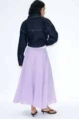 Falda midi de algodón con diseño acampanado, tiro alto y cintura elástica. Incluye forro interior a tono.