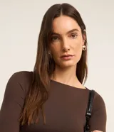 Blusa de manga larga color bordó de Cortelle, confeccionada en poliamida con escote bote y diseño regular.