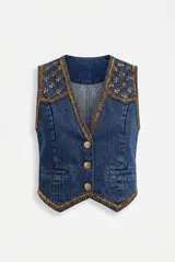 Chaleco de denim azul con bordados metalizados y pedrería en la parte superior delantera, escote en V y cierre frontal con botones metálicos.