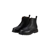 Botas acordonadas de cuero negro con suela track y detalles de costuras visibles.
