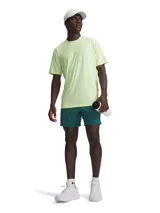 Short deportivo Under Armour Vanish WVN de color verde, diseñado con tejido ultraligero y resistente. Cuenta con paneles de malla para ventilación estratégica, material elástico en cuatro direcciones, cintura elástica en la parte trasera y bolsillos laterales abiertos.