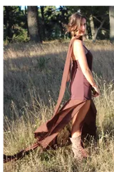 Vestido marrón con base de crepé asimétrico y capa de gasa, incluye chal o corbatín a juego.