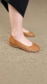Ballerina chatita de color camel, confeccionada con diseño calado en toda la superficie y puntera redondeada.