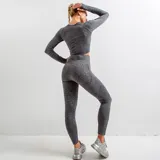 Legging deportivo de tiro alto con diseño texturizado y sin costuras, confeccionado en tejido elástico de alta compresión.