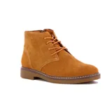 Bota casual de gamuza color camel con cordones al tono, cierre lateral y suela plana de goma con costura decorativa.