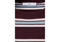 Sweater de punto con diseño de rayas horizontales en tonos bordó, azul claro y blanco, cuello redondo y mangas largas.