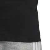 Remera negra de Adidas con cuello redondo y mangas cortas con ribete blanco. Presenta las tres rayas blancas características de la marca en los hombros y el logo bordado en el pecho.