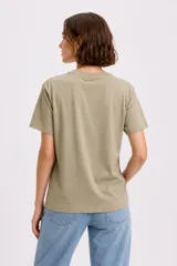 Remera de algodón de manga corta y calce holgado, con cuello redondo y diseño floral frontal realizado con studs metálicos.