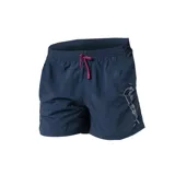 Short de baño Nike color azul marino, con cintura elástica y cordón de ajuste en color fucsia. Presenta un estampado gráfico en blanco en la pierna izquierda con la frase 'Just Do It'.