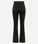 Pantalón flare de tiro alto con cintura ancha, confeccionado en microfibra elástica. Presenta un corte ajustado en caderas y muslos con una silueta acampanada desde la rodilla.