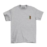 Remera de algodón color gris melange, con cuello redondo y manga corta. Presenta un pequeño estampado frontal en el pecho que representa una lata de aerosol con detalles coloridos.
