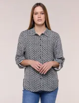 Camisa azul con estampa geométrica, de corte clásico y calce relajado, con cuello camisero tradicional, cierre frontal de botones y mangas largas con presillas para arremangar.