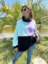 Polerón oversize con bloques de color lila, verde agua y negro.