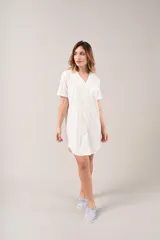 Camisa de dormir o camisón de manga corta, color champagne, con cuello en V y abotonadura frontal. Presenta un bolsillo de parche en el pecho.