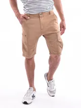 Bermuda cargo color beige, de largo hasta la rodilla, con bolsillos laterales tipo parche y cierre frontal.