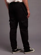 Pantalon tipo jogger cargo color tostado, con cintura elastizada y cordón de ajuste, bolsillos laterales tipo cargo y puños ajustables en los tobillos.
