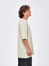 Remera negra de manga corta, cuello redondo y corte holgado.