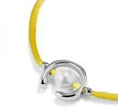 Pulsera de hilo amarillo con fornitura bañada en plata de ley y perla shell.
