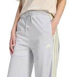 Pantalón deportivo Adidas modelo W Sta Seas Pt para mujer, de tejido de malla color gris con tiras laterales a rayas y botones a presión. Cuenta con cintura elástica con cordón de ajuste y logo de la marca bordado.