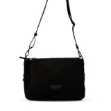Cartera bandolera de diseño minimalista en color negro, con cierre superior y placa metálica con el logo de la marca en el frente. Cuenta con correa larga ajustable y extraíble, y bolsillos laterales abiertos.