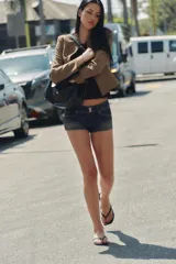 Shorts mini de denim TRF de tiro bajo, con cinco bolsillos, trabillas y cierre frontal con cremallera y botones metálicos.